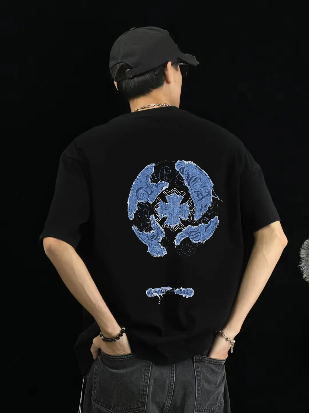 P190 Chrome Hearts CH Cross 26SS New product is hot at the same time💥 Early spring classic style Multiple craftsmanship Denim patch on the chest Horseshoe cross 🪡 Embroidery Large logo cross on the back Horseshoe denim patch Sanskrit ✝️🪡 Embroidery Round neck short-sleeved T-shirt, hot style, a style that both men and women like, same style for men and women, 100% chance of turning heads when wearing it! It’s all about being handsome. The designer’s classic sense is precisely grasped. The whole piece of clothing is heavy. Industrial washing process. Ready-made garments are dyed + sprayed for a horse effect. The double-wash process is very recognizable. It uses heavy washing to make it distressed. The edges of the patch are slightly rolled and naturally distressed. It has a three-dimensional sense of layering and a little damage. It is very visually lethal. It adheres to Kroxin's consistent rough style. The chest and back are large, and the horseshoe flower printed patch pattern is embroidered and decorated. It is also decorated with silver metal engraved distressed buttons. The classic elements full of brand recognition instantly enhance the overall sense of grade and specification. Its texture is quite high-end! The overall feeling is high-end, simple and elegant, with silver hardware accessories, a full set of customized accessories, and the pattern of the entire dress is all decorated with patchwork three-dimensional embroidery technology, which is the finishing touch of the entire dress. The design on the back is even more eye-catching! ! This full back is so cool, it’s full of design, and the overall upper body style highlights fashion and individuality. Wearing it together as a couple is even more popular on the street. I recommend the early autumn sweatshirt! ! The fabric is a unique 320g 100% cotton, which is skin-friendly, breathable, warm to the touch, has a strong texture, and has smooth lines. It can be called a back killer, which has very strict requirements on craftsmanship and cost. The smooth neckline, flat cuffs and hems, the stitches are large and tight, tight and orderly, and the details are perfect. The consistent OS version can be worn alone or layered. It is very casual, but very iconic! It is simply the flagship of high-end trendy brands and must be included in your wardrobe. It has the American fashion spirit of freedom and individuality, and is highly recognizable and stylized! Color: Black White Size: S-XL Size chart: S: Shoulder width 50-Bust 56-Length 70 M: Shoulder width 52-Bust 57-Length 72 L: Shoulder width 54-Bust 59-Length 74 XL: Shoulder width 56-Bust 62-Length 76
